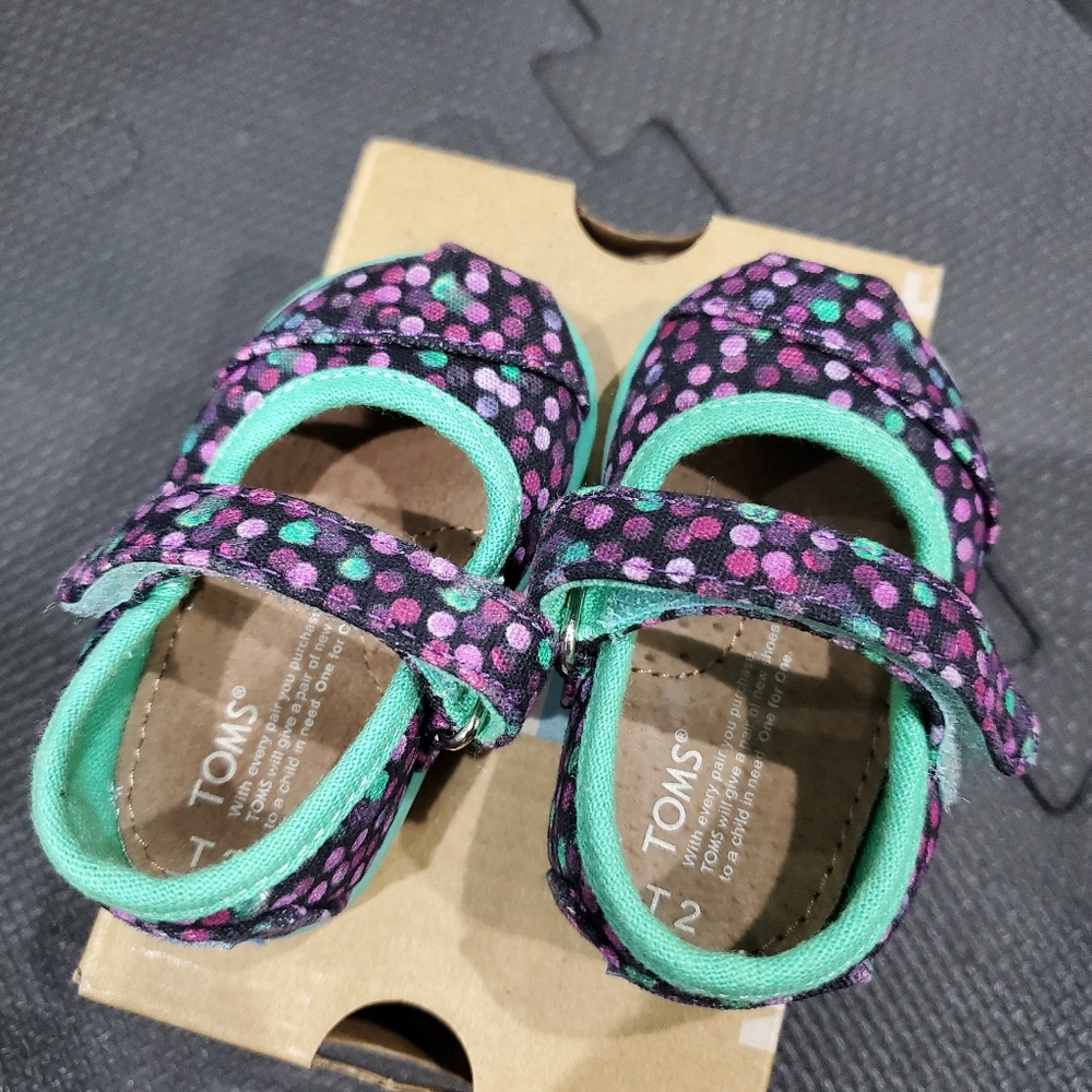Toms Baby Classic and Mary Jane sz 2/3
